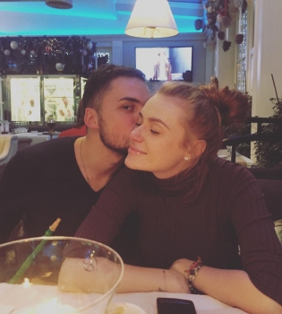 Счастливая мамочка: Слава из "Неангелов" поделилась забавным фото с детьми