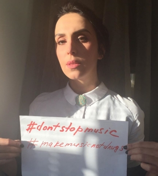 Украинские артисты устроили акцию протеста под Кабмином