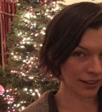 Мила Йовович поздравила фанатов с Рождеством вместе с маленькой дочерью