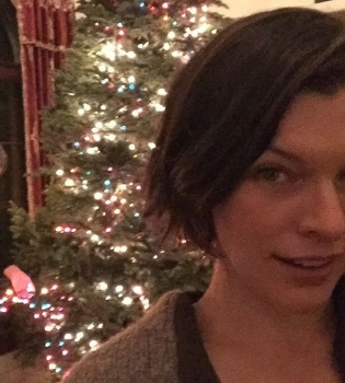 Мила Йовович поздравила фанатов с Рождеством вместе с маленькой дочерью