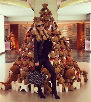 По-семейному: Пэрис Хилтон показала, как отпраздновала Рождество