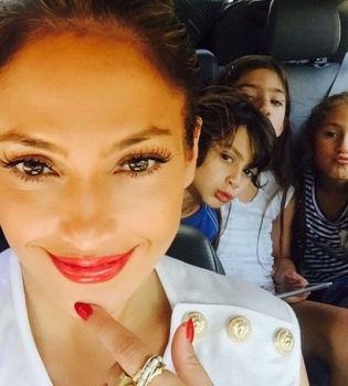 Милее некуда: Дженнифер Лопес опубликовала трогательные фото с детьми