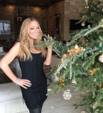 Заботливая мамочка: Мэрайя Кэри поделилась семейными фотографиями с Рождества