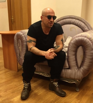 Дмитрий Нагиев ответил на слухи о своих двух семьях: &laquo;Мой паспорт девственно чист!&raquo;