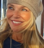 61-летняя супермодель Кристи Бринкли продемонстрировала подтянутую фигуру в купальнике