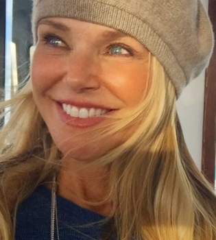 61-летняя супермодель Кристи Бринкли продемонстрировала подтянутую фигуру в купальнике