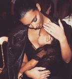 Ким Кардашьян показала первое фото новорожденного сына