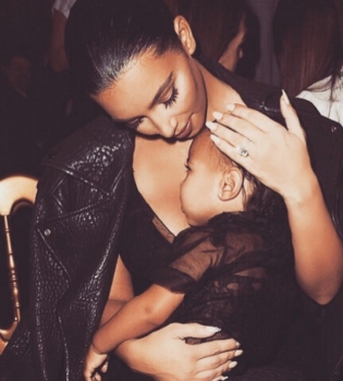 Ким Кардашьян показала первое фото новорожденного сына