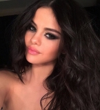 Горячие каникулы: Селена Гомес демонстрирует на пляже роскошные формы