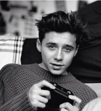 Особенное время: Бруклин Бекхэм гуляет с малышкой Харпер