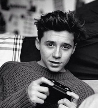 Особенное время: Бруклин Бекхэм гуляет с малышкой Харпер