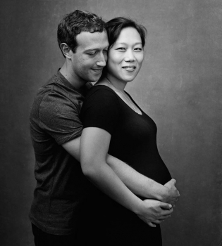 Марк Цукерберг показал трогательное новогоднее фото с семьей