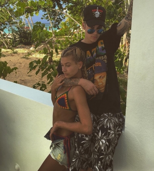 Все серьезно: Джастин Бибер опубликовал страстный поцелуй с Хейли Болдуин