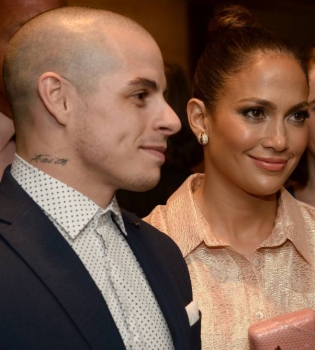 Дженнифер Лопес опровергла слухи о свадьбе с Каспером Смартом