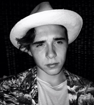 Все в сборе: Бруклин Бекхэм сделал самое большое селфи звездного семейства