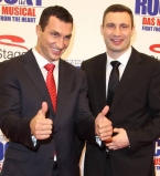 Братское селфи: Виталий и Владимир Кличко отдыхают на горнолыжном курорте