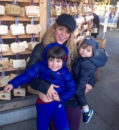 Праздники с семьей: Шакира опубликовала счастливые фото с близкими