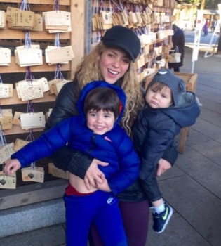 Праздники с семьей: Шакира опубликовала счастливые фото с близкими