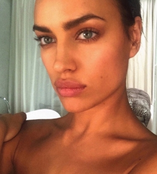 Эротика в душе: Ирина Шейк соблазняет &quot;горячей&quot; фигурой