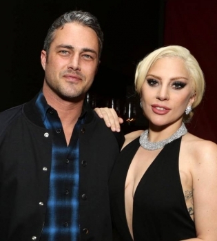 Смело: Леди Гага с ее жених снялись голыми для обложки глянца