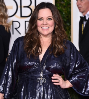 Похудевшая и счастливая: Мелисса Маккарти блистает на красной дорожке премии &quot;Золотой глобус&quot;