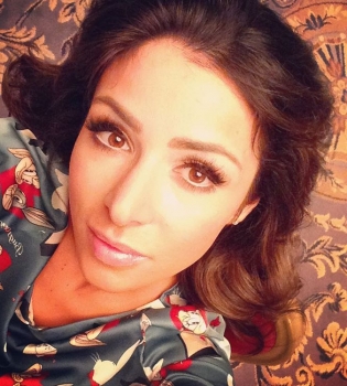 Наши в Дубае: Злата Огневич надела вышиванку в пустыне