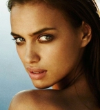 Пляжный соблазн: Ирина Шейк радует поклонников фотографиями в бикини