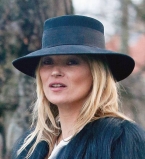 В память о друге: Кейт Мосс появилась на публике в футболке с изображением Дэвида Боуи