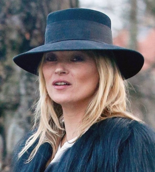 В память о друге: Кейт Мосс появилась на публике в футболке с изображением Дэвида Боуи