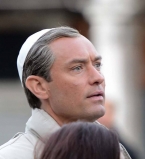 Смиренный красавчик: в сети появились снимки Джула Лоу с образе священника