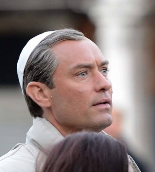 Смиренный красавчик: в сети появились снимки Джула Лоу с образе священника