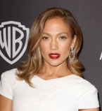 Леди в белом: Дженнифер Лопес покоряет стильным нарядом Roland Mouret