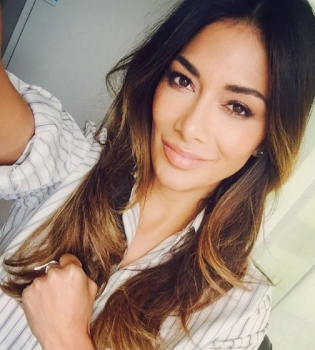 Селфи в постели: Николь Шерзингер показала, как проводит выходные