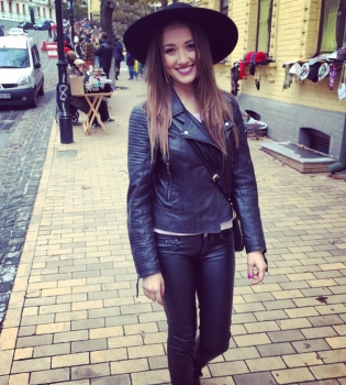 Победительница шоу &quot;Холостяк-3&quot; Анна Козырь спела о своей новой любви и сняла видеоклип