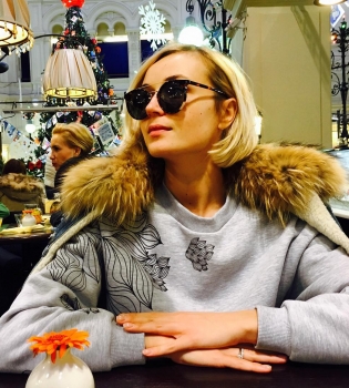 Полина Гагарина продемонстрировала стройную фигуру на отдыхе с семьей