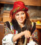 Руслана показала семейные фото с мужем и мамой