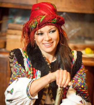 Руслана показала семейные фото с мужем и мамой