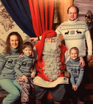 Виктор Бронюк отдохнул в Лапландии с женой и детьми: эксклюзивные фото