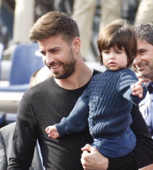 Папин спортсмен: Жерар Пике учит маленького сына играть в теннис