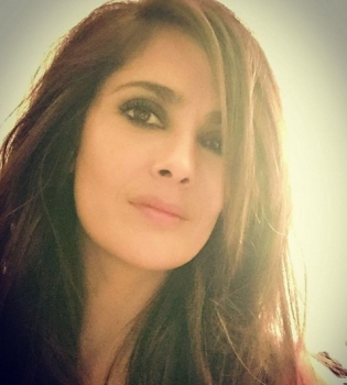 Новая прическа: Сальма Хайек обстригла роскошные локоны