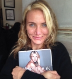 Смело: Камерон Диас появилась на обложке своей книги без макияжа