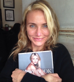 Смело: Камерон Диас появилась на обложке своей книги без макияжа