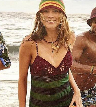 Неожиданно: супруга Адама Левина веселится на пляже в компании мужчин