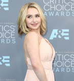 Невеста Владимира Кличко обескуражила публику откровенным нарядом