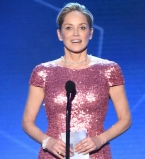 Смело! 57-летняя Шэрон Стоун пришла на вечеринку без макияжа