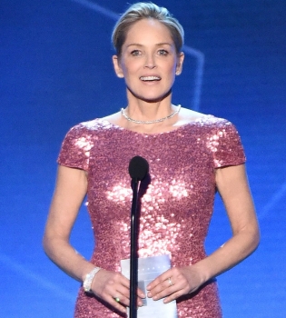 Смело! 57-летняя Шэрон Стоун пришла на вечеринку без макияжа