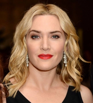 Словно девочка: 40-летняя Кейт Уинслет блистает на публике в мини-платьице