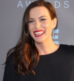 Беременная Лив Тайлер вышла в свет в откровенном черном платье