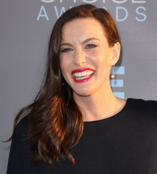 Беременная Лив Тайлер вышла в свет в откровенном черном платье