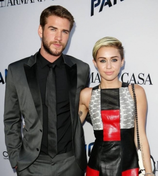 Свадьбе быть? Майли Сайрус надела обручальное кольцо